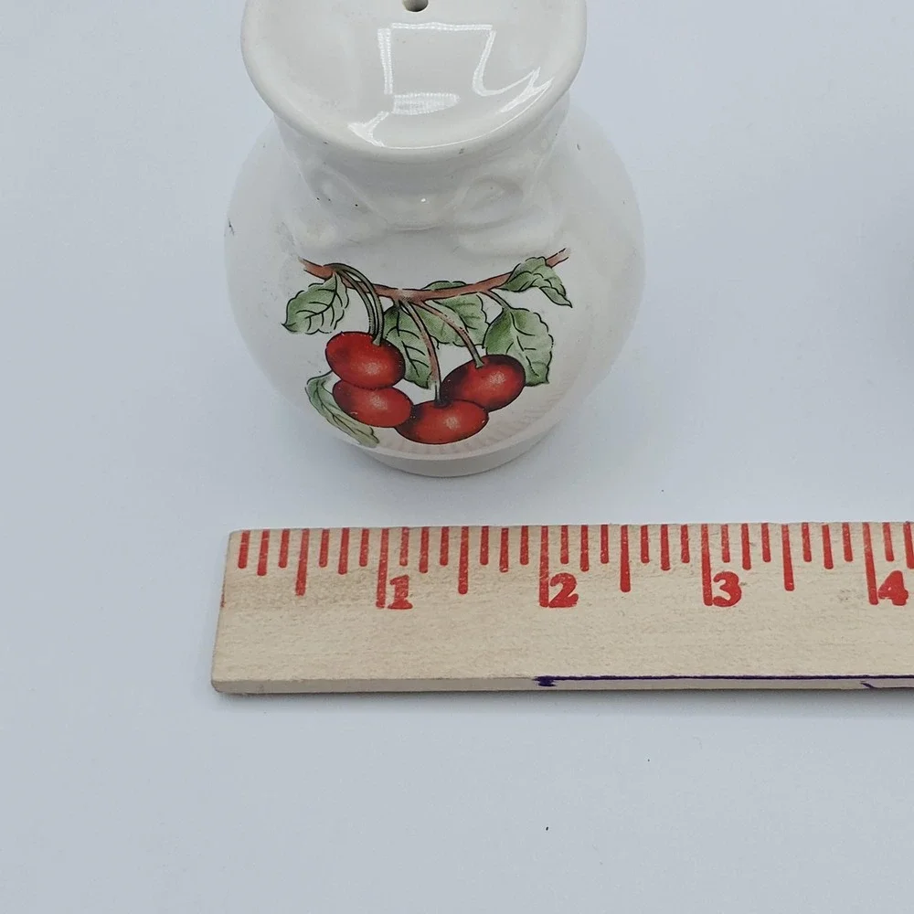 Vtg Cherry Salt & Pepper Shakers‎ Set Ceramic White Fruit Taiwan Kitchen Decor